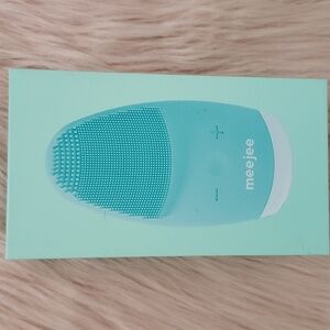 BRAND NEW MEEJEE FACIAL CLEANSING MASSAGER